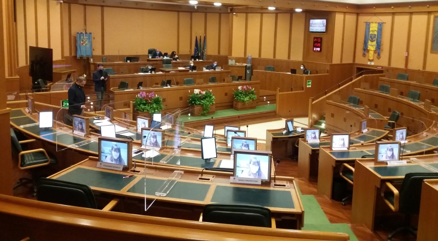 L'Aula del Consiglio regionale durante la sessione di bilancio in modalit mista/telematica.