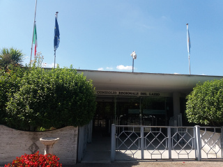 Le bandiere a mezz'asta in Consiglio regionale