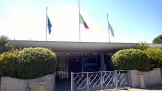 bandiere a mezz'asta nella sede del consiglio regionale del lazio.