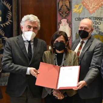 Il Provveditore dell'amministrazione penitenziaria Cantone, la Rettrice di Roma Sapienza, Polimeni, e il Garante Anastasìa, dopo la firma del protocollo d'intesa per favorire gli studi universitari nelle carceri del Lazio.