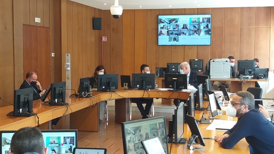 Una seduta del Consiglio in modalità 'mista' in sala Etruschi