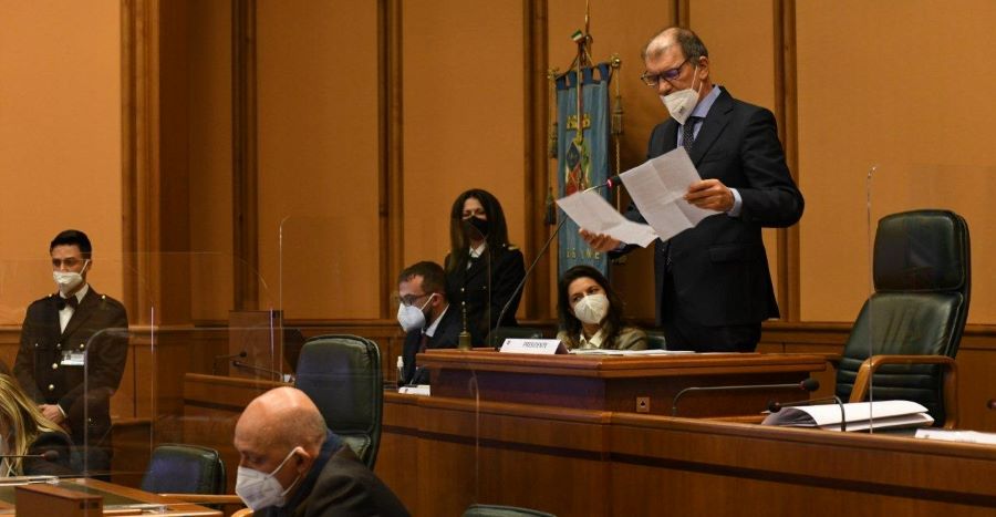 Il presidente Marco Vincenzi interviene in Consiglio regionale.