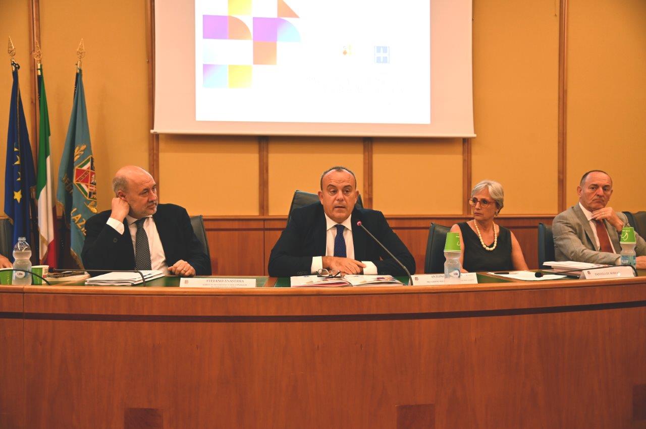 Un momento della presentazione della relazione annuale del Garante delle persone sottoposte a misure restrittive della libertà personale della Regione Lazio. Da sinistra: il Garante Anastasìa; il presidente del Consiglio regionale, Aurigemma; Daniela De Robert, membro del collegio che costituisce il Garante nazionale dei diritti delle persone private della libertà personale; il segretario generale vicario del Consiglio regionale, Vincenzo Ialongo. (Foto di Bruno Ponzani).