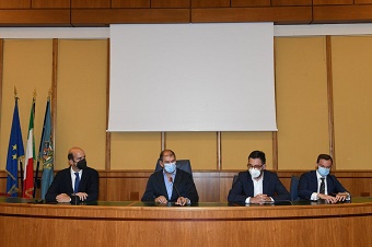 Un momento della conferenza stampa di fine mandato del Garante dell'Infanzia e dell'adolescenza. Da sinistra: il Garante Marzetti, il presidente del Consiglio regionale, Vincenzi, il già presidente Buschini, il vcapo di gabinetto Pollari. Foto di Bruno Ponzani.