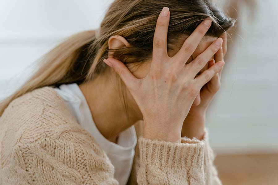 Foto di MART  PRODUCTION: https://www.pexels.com/it-it/foto/mani-donna-frustrazione-faccia-7699410/