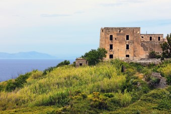 Un particolare dell'ex carcere borbonico sull'isolotto di Santo Stefano.