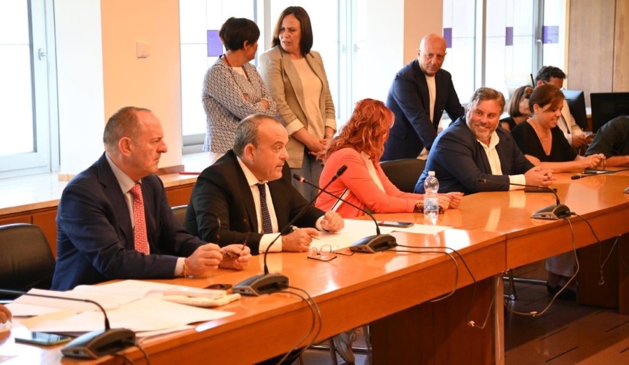 Il presidente Aurigemma e il Segretario vicario del Consiglio, Vincenzo Ialongo, durante i lavori per l'insediamento delle commissioni speciali (foto Ponzani).