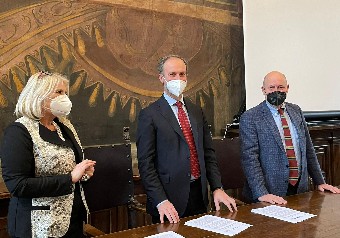 La direttrice dell'Ipm, Iuliano, il direttore della Asl Rm 1, Tanese, e il Garante Anastasìa, dopo la firma del “Regolamento per l’erogazione dell’assistenza sanitaria alle persone detenute dell’Istituto penale per i minorenni Casal del Marmo”