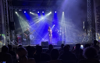 Annalisa Minetti sul palco del Parco della Pace.