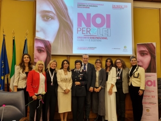 Il presidente Aurigemma insieme alle relatrici e alle organizzatrici del convegno "Noi per lei".