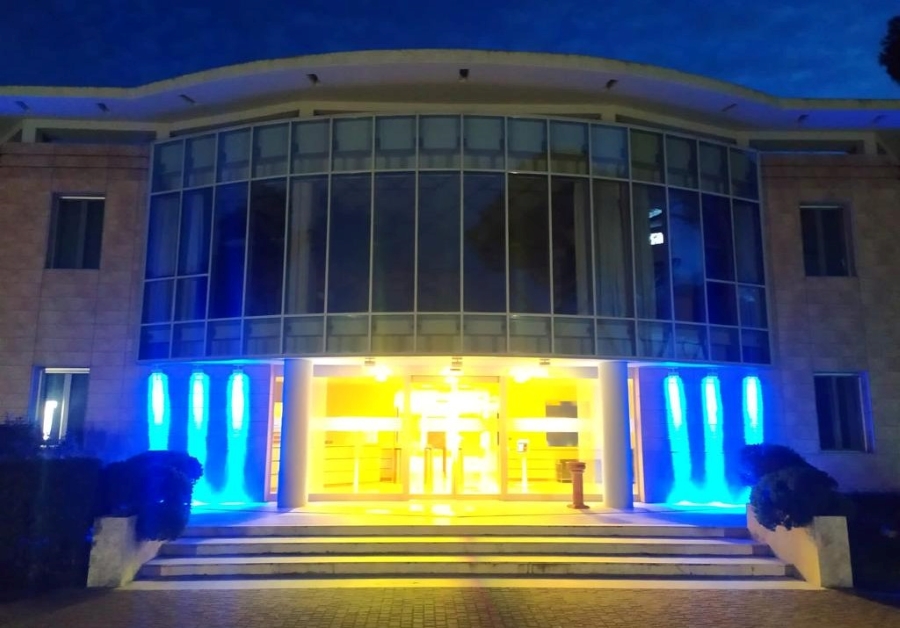 La palazzina della presidenza illuminata con i colori della bandiera ucraina.