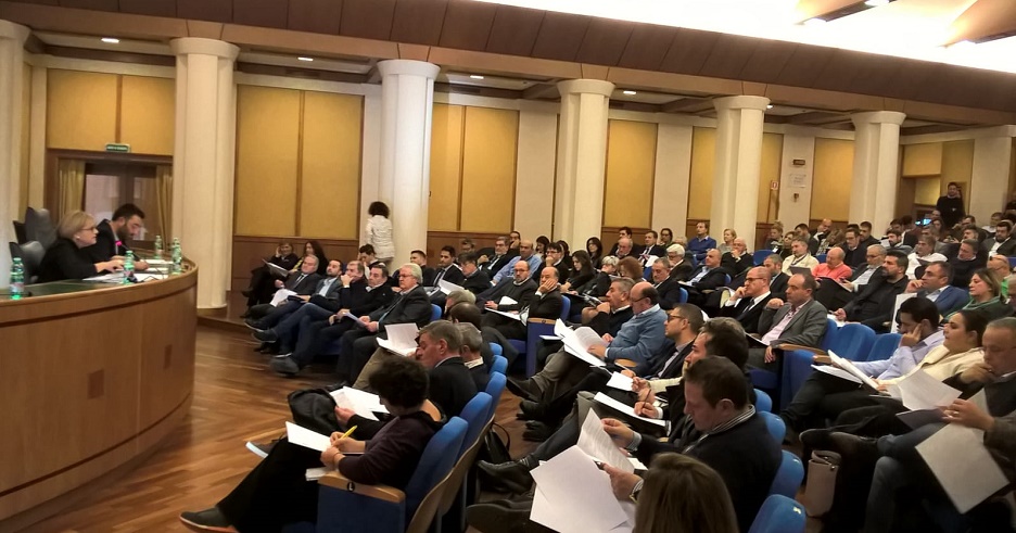 Il presidente del Consiglio regionale, Mauro Buschini, e l'assessore al Bilancio, Alessandra Sartore, durante l'incontro sul Defr con i sindaci del Lazio in sala Mechelli.
