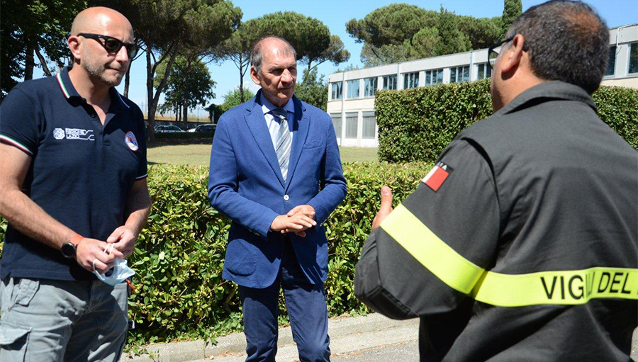 Carmelo Tulumello e Marco Vincenzi con un vigile del fuoco durante le esercitazioni AIB alla Pisana.