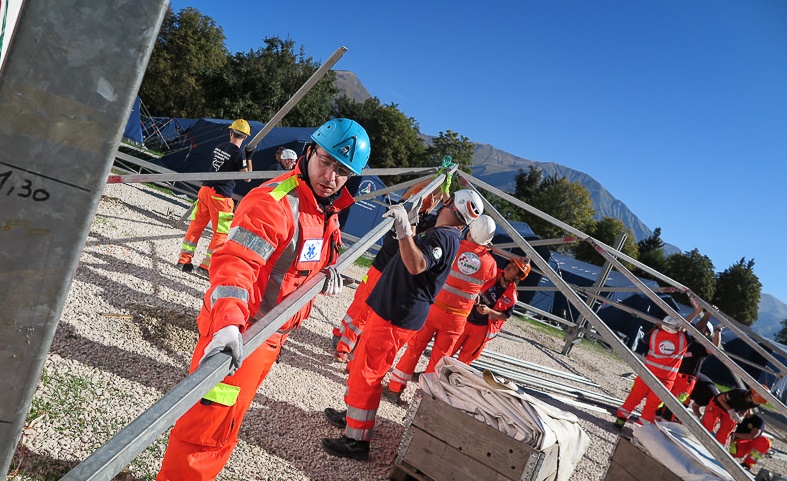 Volontari montano la nuova mensa ad Amatrice.