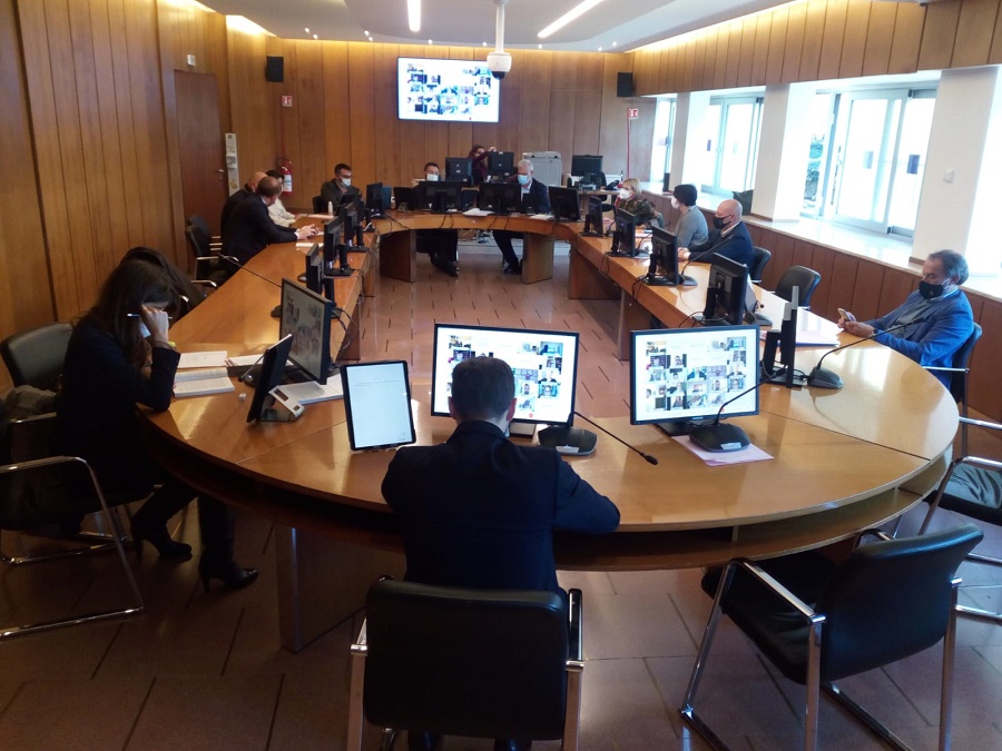 La sala Etruschi con i membri dell'Ufficio di presidenza durante i lavori dell'Aula in modalit� telematica.