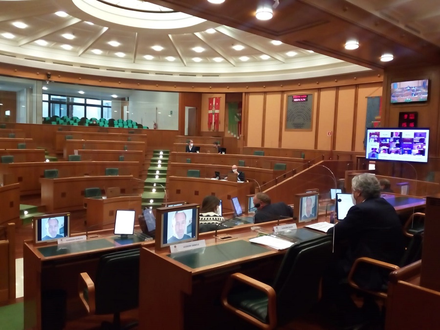 Una votazione in Consiglio regionale.