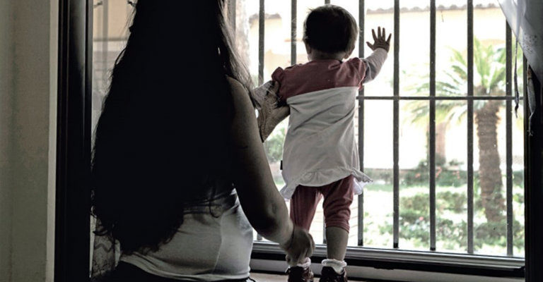 Una mamma e il suo bambino nel carcere di Rebibbia