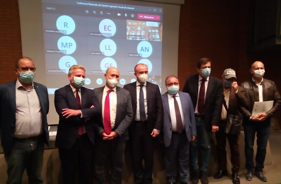 Il Garante dei detenuti del Lazio (terzo da sinistra), Stefano Anastasìa, con il vicepresidente del Consiglio regionale Porrello (quarto da sinistra) all'assemblea della Conferenza dei garanti territoriali dei detenuti. L'Assemblea  ha confermato Anastasìa come portavoce della Conferenza.