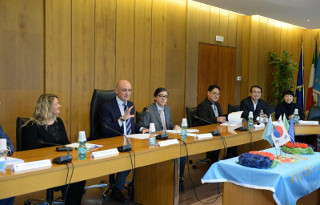Il saluto di Leodori alla delegazione di Gyeonggi. (Foto di Bruno Ponzani)