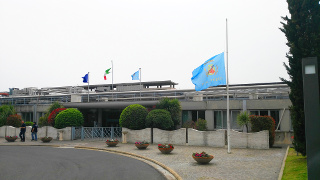 Il Consiglio regionale del Lazio con le bandiere a mezz'asta.