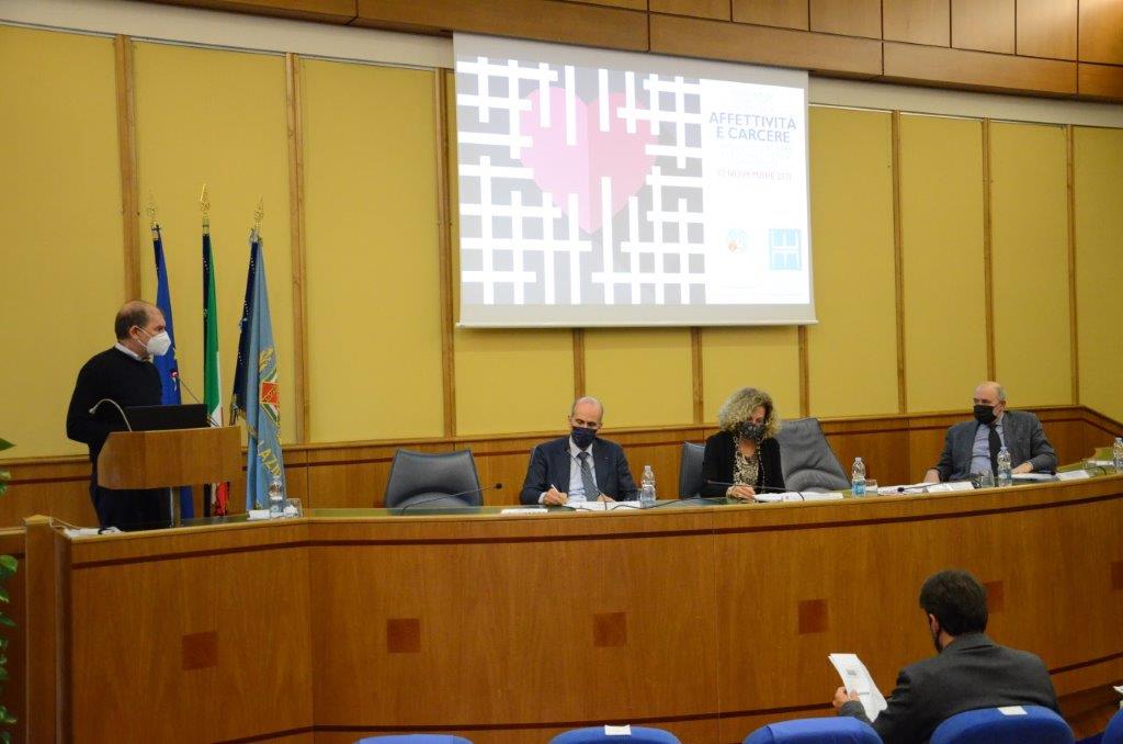Il saluti del presidente Vincenzi. Al tavolo, da sinistra: il Rettore dell'Università di Cassino, Dell'Isola, la senatrice Cirinnà, il Garante dei detenuti, Anastasìa. (Foto di Bruno Ponzani)
