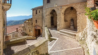 Piazza del forno a Rocca Canterano, in provincia di Roma (foto dal sito www.roccacanterano.com )