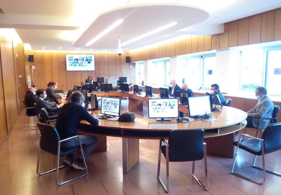 I lavori del Consiglio regionale in modalità telematica ("mista"), visti dalla sala Etruschi, dove si trovano la presidenza e la regia.